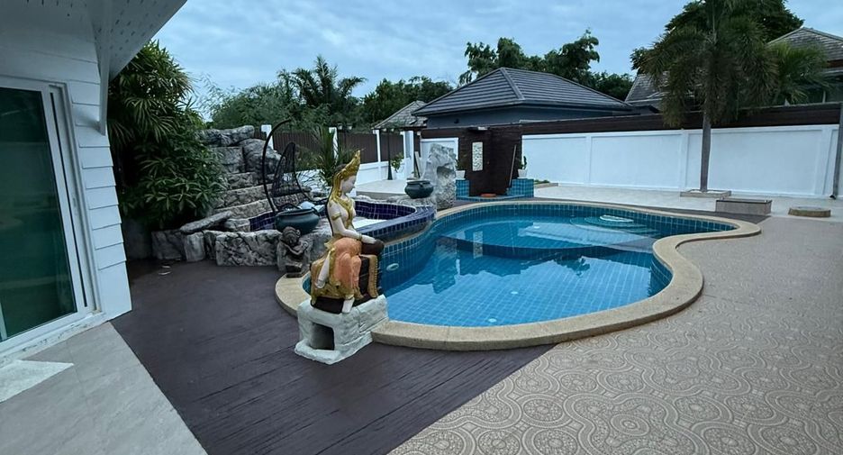 À louer 3 chambres villa à Bang Lamung, Chonburi