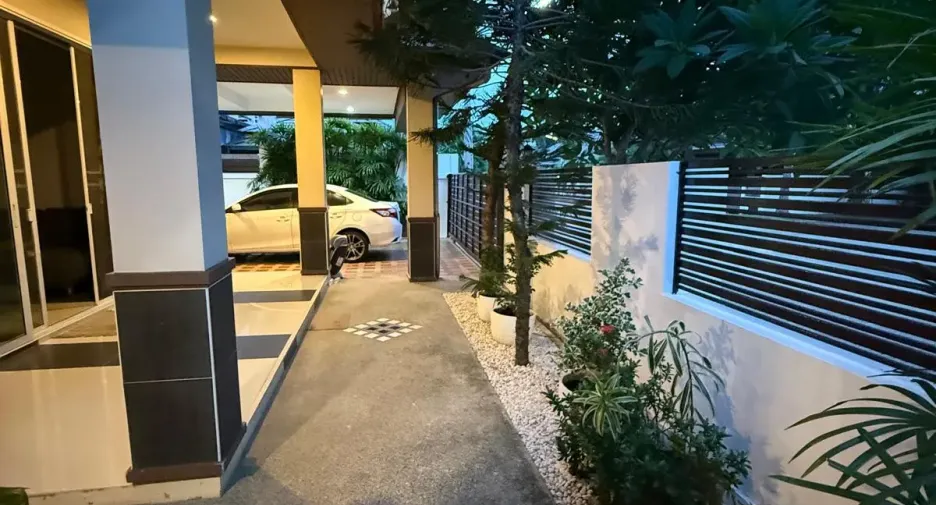 For rent 3 bedrooms villa in Huay Yai, Pattaya