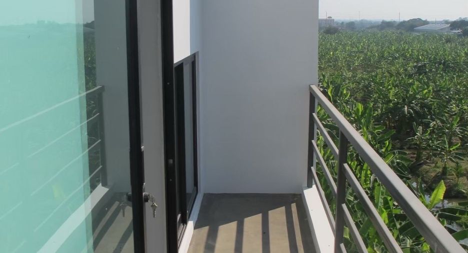 Casa adosada en venta de 3 habitaciones en Lat Krabang, Bangkok