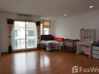À vendre 3 chambres maison de ville à Prawet, Bangkok