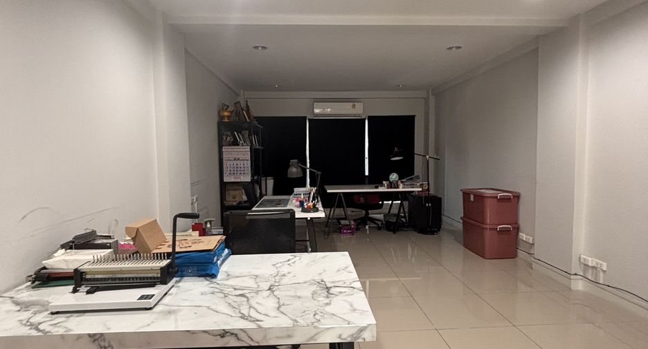 For sale and for rent 3 bedrooms townhouse in Bang Na, Bangkok