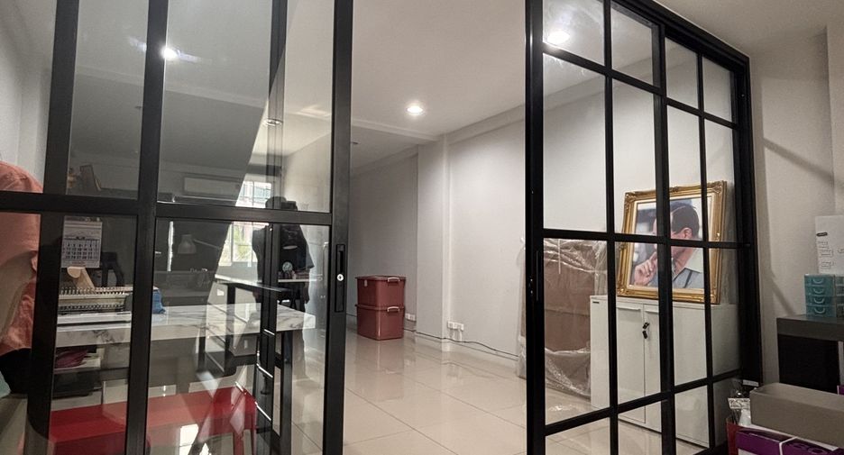 For sale and for rent 3 bedrooms townhouse in Bang Na, Bangkok