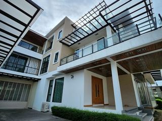 For sale 9 ベッドルーム house in Phra Khanong, Bangkok