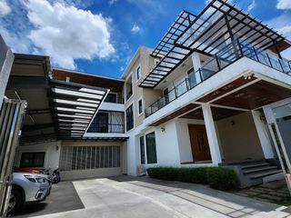For sale 9 ベッドルーム house in Phra Khanong, Bangkok