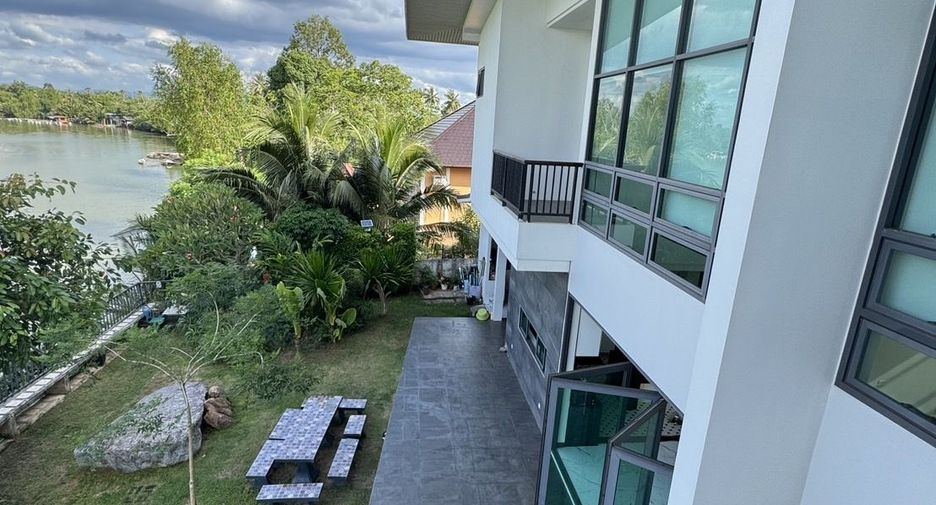 For sale 5 bedrooms house in Mueang Surat Thani, Surat Thani
