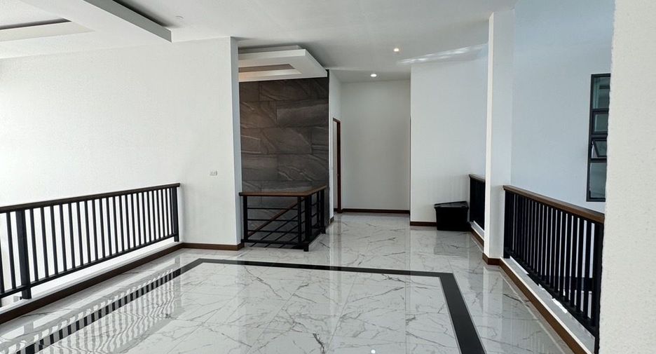 For sale 5 bedrooms house in Mueang Surat Thani, Surat Thani