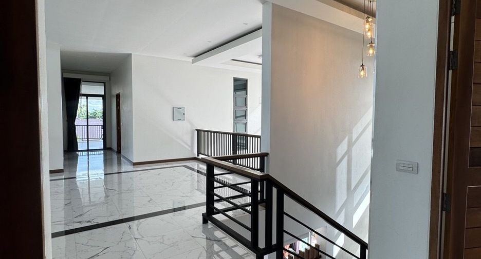For sale 5 bedrooms house in Mueang Surat Thani, Surat Thani