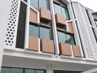 For sale 4 bedrooms townhouse in Mueang Samut Prakan, Samut Prakan