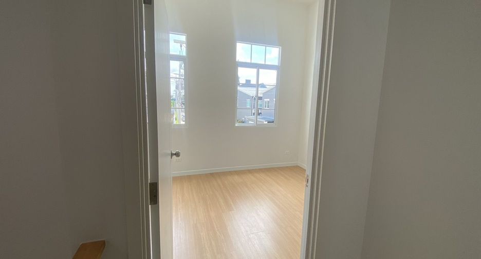 For rent 3 bedrooms townhouse in Mueang Pathum Thani, Pathum Thani