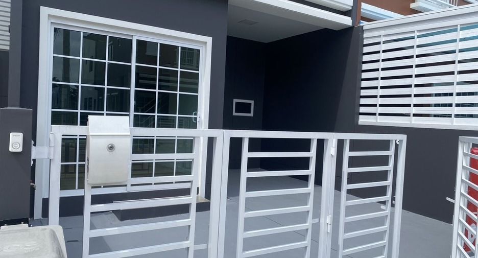 For rent 3 bedrooms townhouse in Mueang Pathum Thani, Pathum Thani