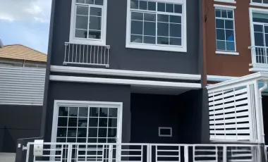 For rent 3 bedrooms townhouse in Mueang Pathum Thani, Pathum Thani