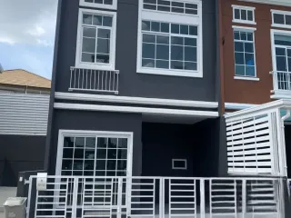 For rent 3 bedrooms townhouse in Mueang Pathum Thani, Pathum Thani