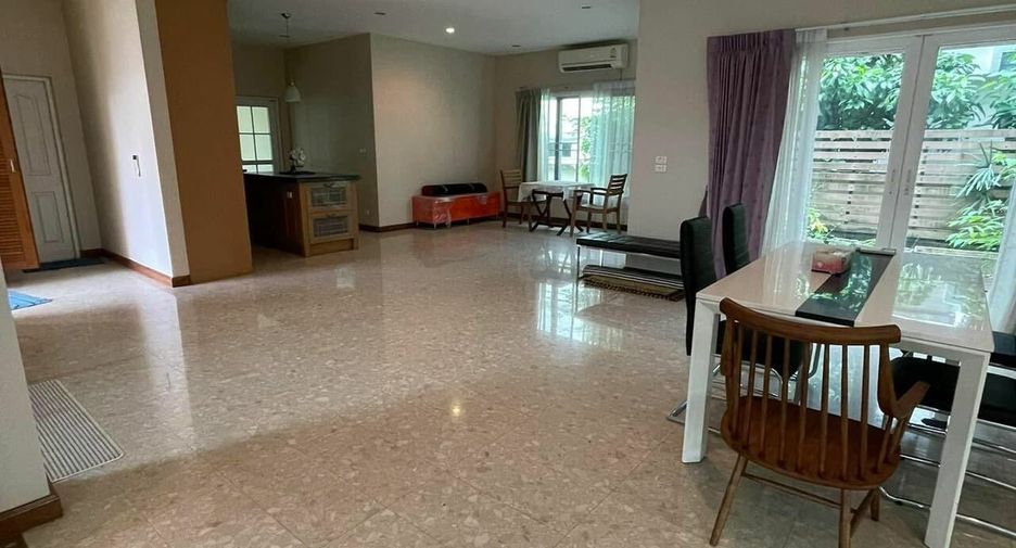 À vendre et à louer 4 chambres maison à Lat Phrao, Bangkok