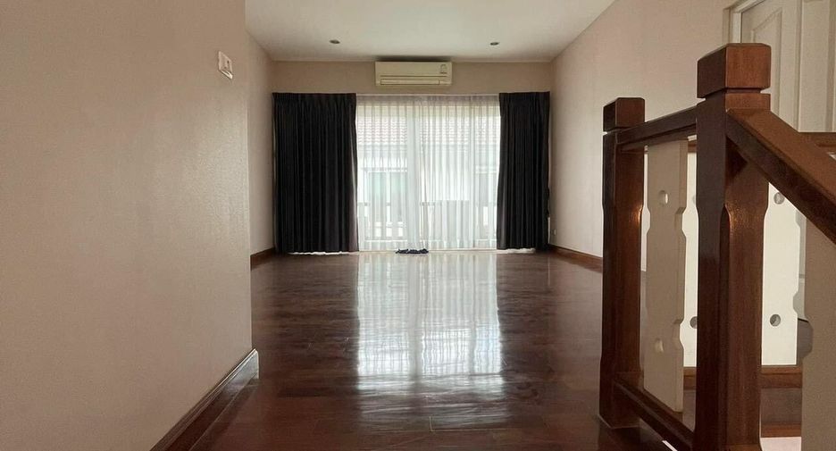 À vendre et à louer 4 chambres maison à Lat Phrao, Bangkok
