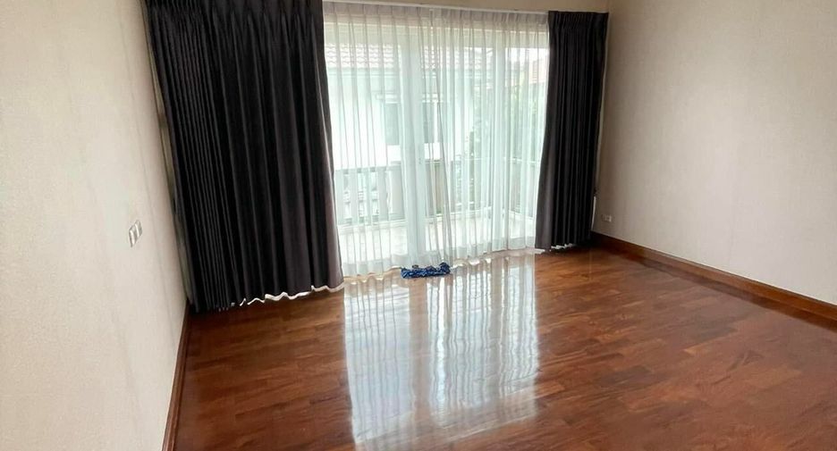 À vendre et à louer 4 chambres maison à Lat Phrao, Bangkok