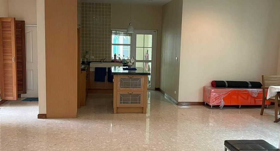 À vendre et à louer 4 chambres maison à Lat Phrao, Bangkok