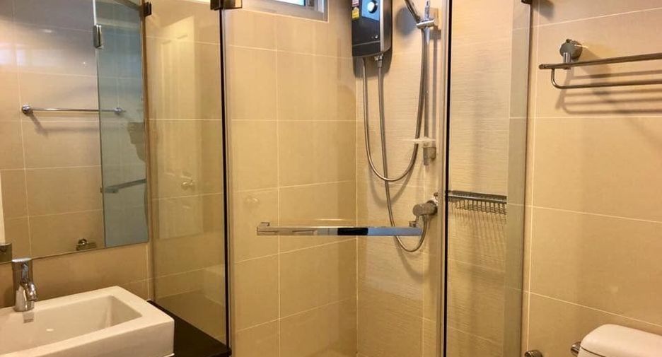 Condo en alquiler y en venta de 2 habitaciones en Huai Khwang, Bangkok