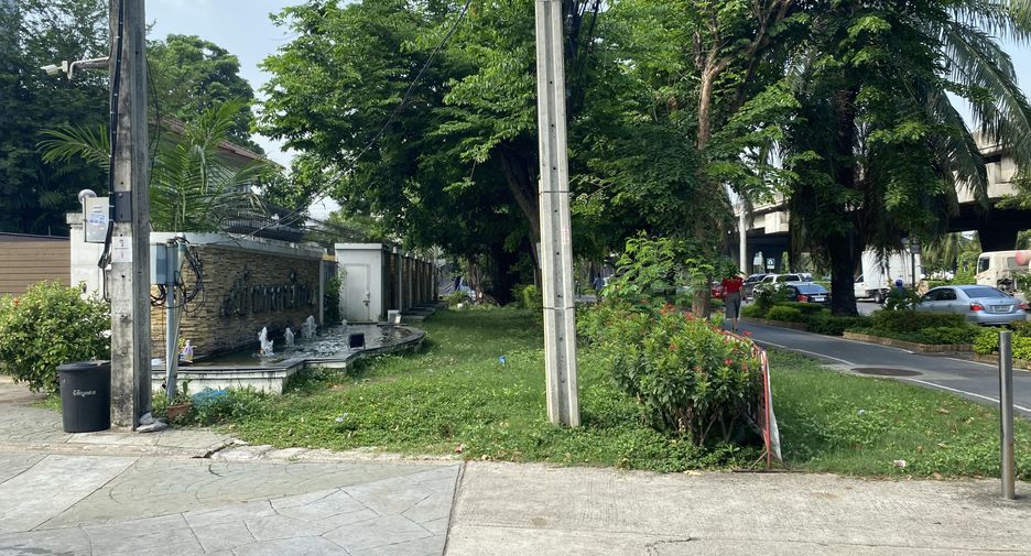 For sale 4 bedrooms townhouse in Wang Thonglang, Bangkok