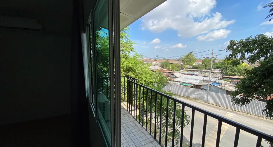 For sale 4 ベッドルーム townhouse in Suan Luang, Bangkok