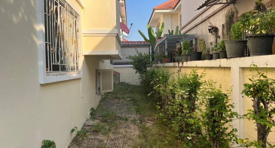 For sale 3 bedrooms house in Thung Khru, Bangkok