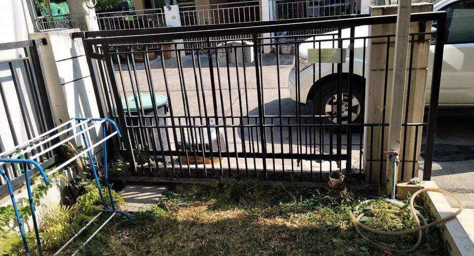 For rent 3 bedrooms townhouse in Mueang Pathum Thani, Pathum Thani