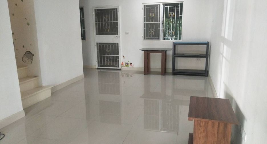For rent 3 bedrooms townhouse in Mueang Pathum Thani, Pathum Thani