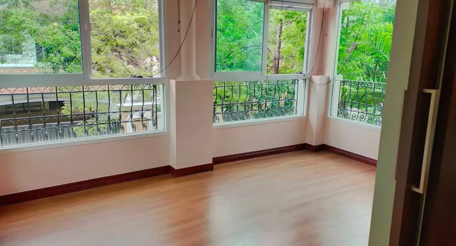 À vendre 5 chambres villa à Mueang Samut Prakan, Samut Prakan