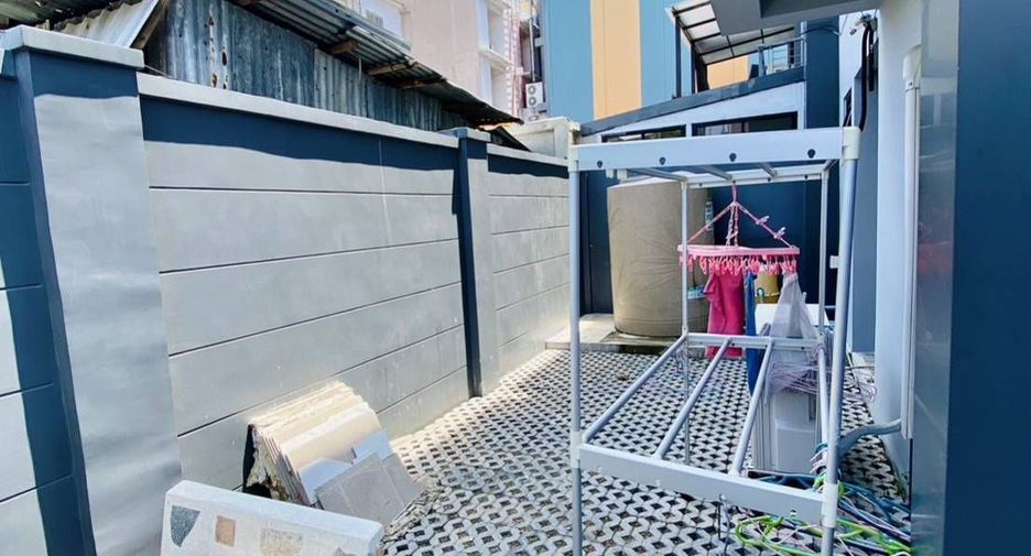 For sale 4 bedrooms townhouse in Wang Thonglang, Bangkok