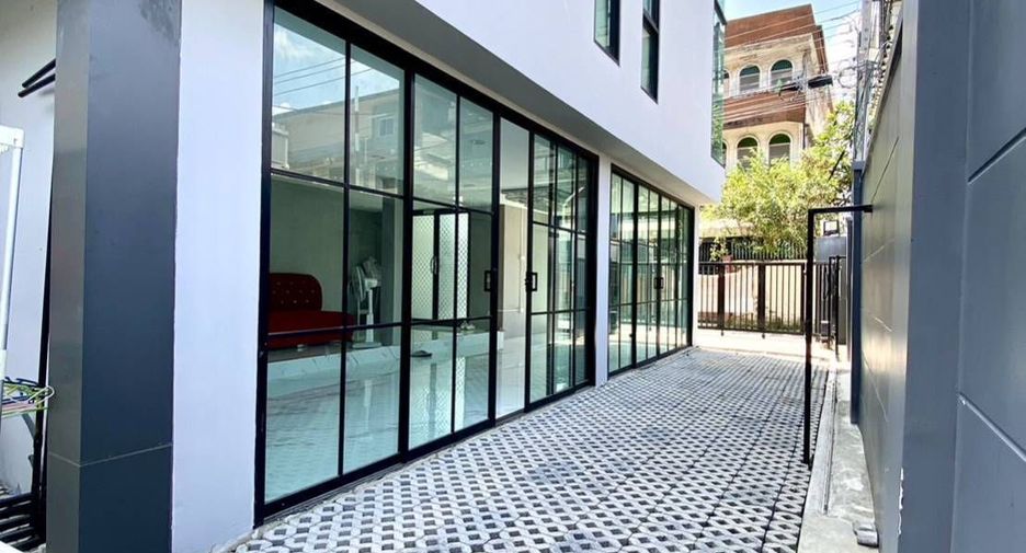For sale 4 bedrooms townhouse in Wang Thonglang, Bangkok