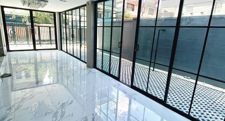 For sale 4 bedrooms townhouse in Wang Thonglang, Bangkok