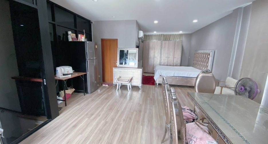 For sale 4 bedrooms townhouse in Wang Thonglang, Bangkok