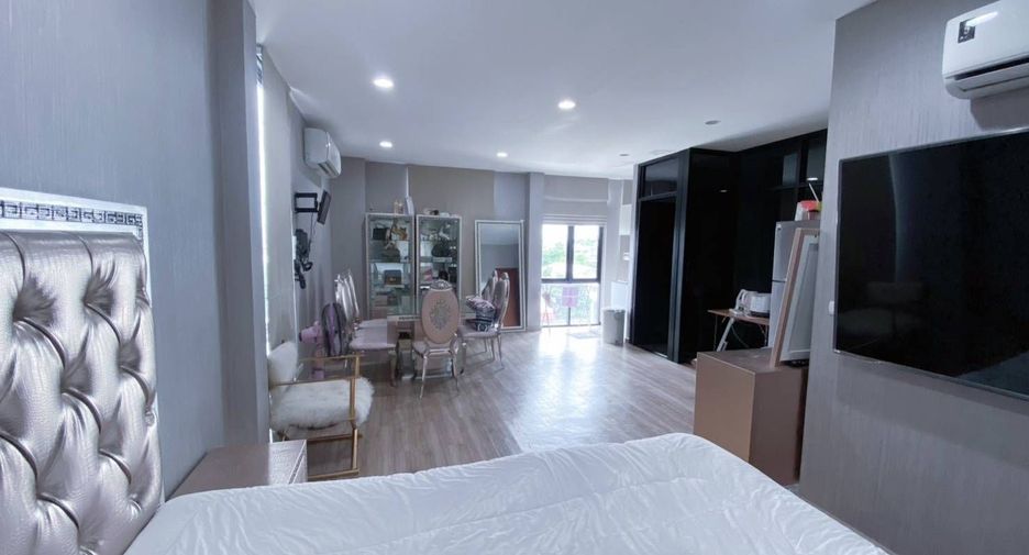 For sale 4 bedrooms townhouse in Wang Thonglang, Bangkok