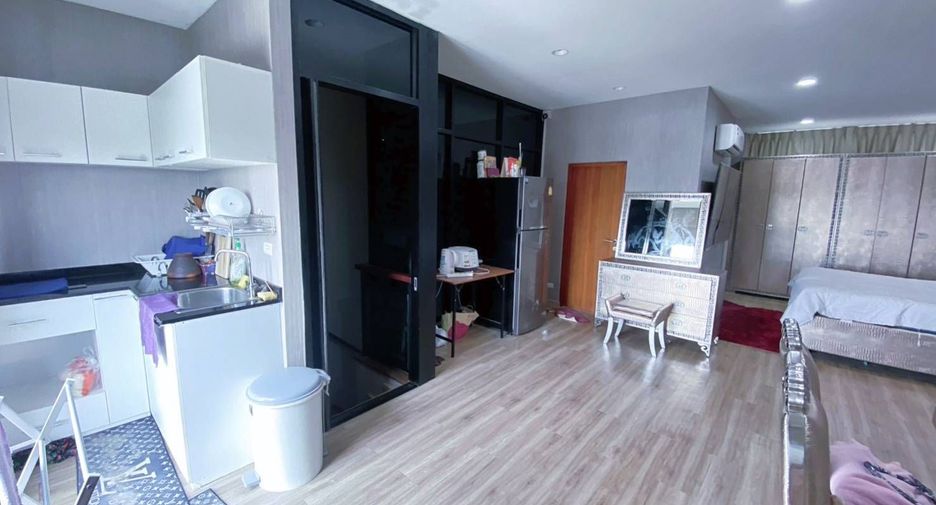 For sale 4 bedrooms townhouse in Wang Thonglang, Bangkok