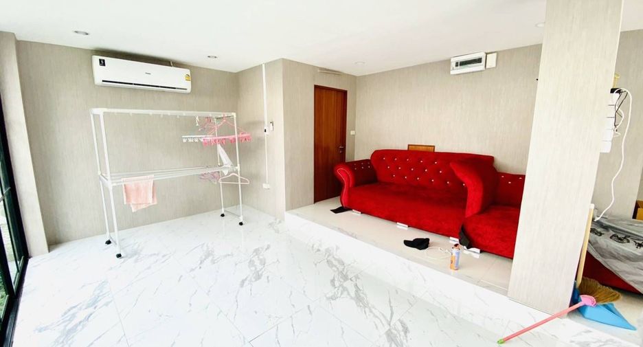 For sale 4 bedrooms townhouse in Wang Thonglang, Bangkok