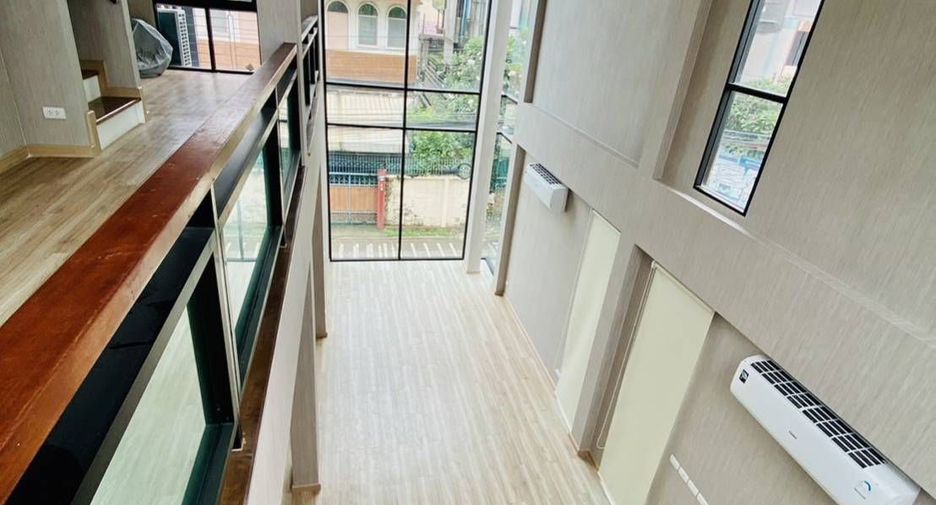 For sale 4 bedrooms townhouse in Wang Thonglang, Bangkok