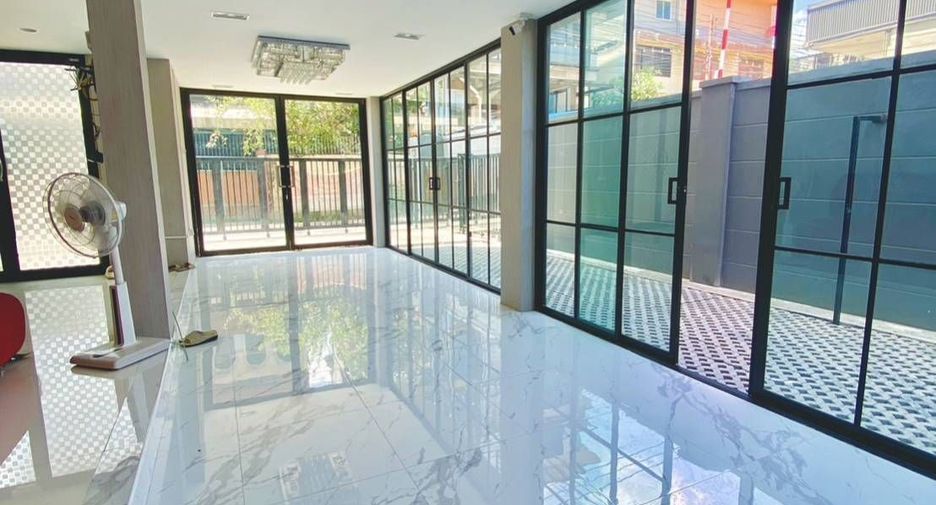 For sale 4 bedrooms townhouse in Wang Thonglang, Bangkok