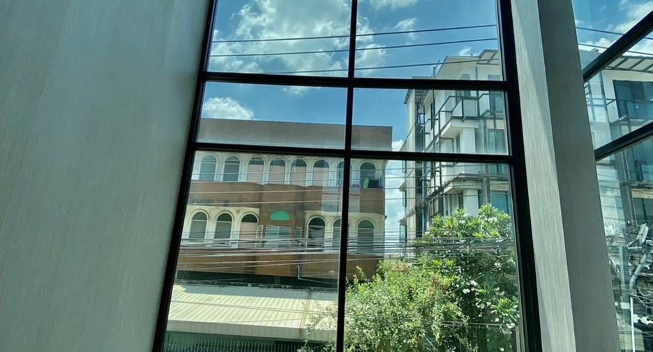 For sale 4 bedrooms townhouse in Wang Thonglang, Bangkok