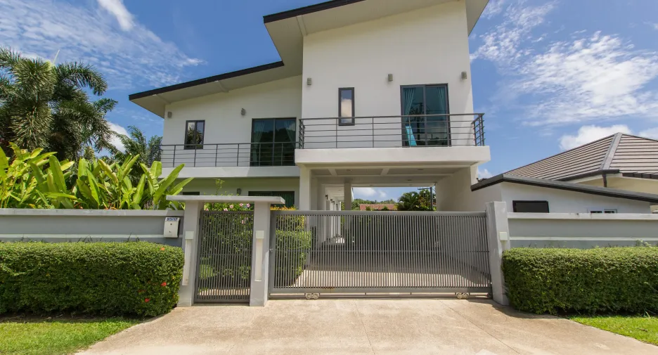 For rent 4 bedrooms villa in Mueang Phuket, Phuket