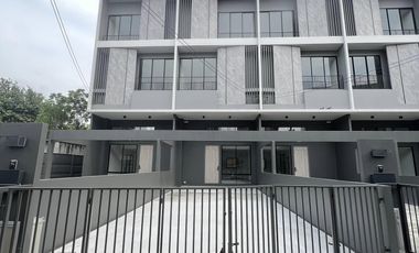 出租 4 卧室 联排别墅 在 Pak Kret, Nonthaburi