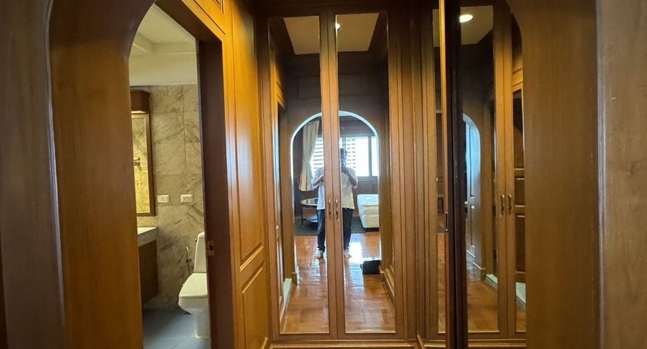 For sale and for rent 4 bedrooms condo in Watthana, Bangkok