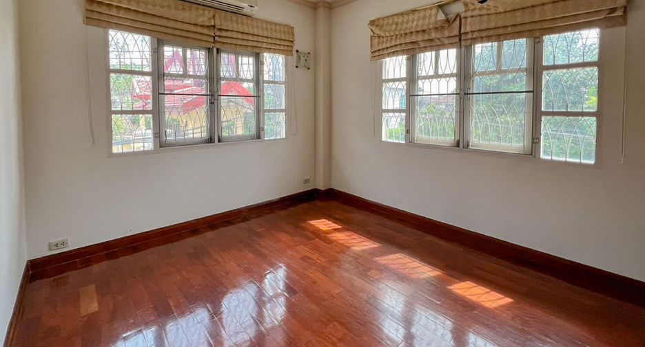 For sale 5 bedrooms house in Bang Phli, Samut Prakan