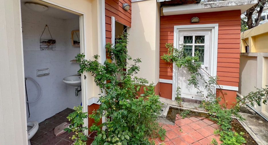 For sale 5 bedrooms house in Bang Phli, Samut Prakan