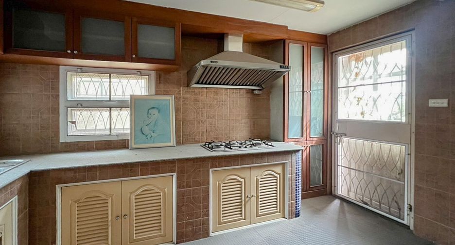 For sale 5 bedrooms house in Bang Phli, Samut Prakan