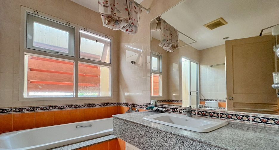 For sale 5 bedrooms house in Bang Phli, Samut Prakan