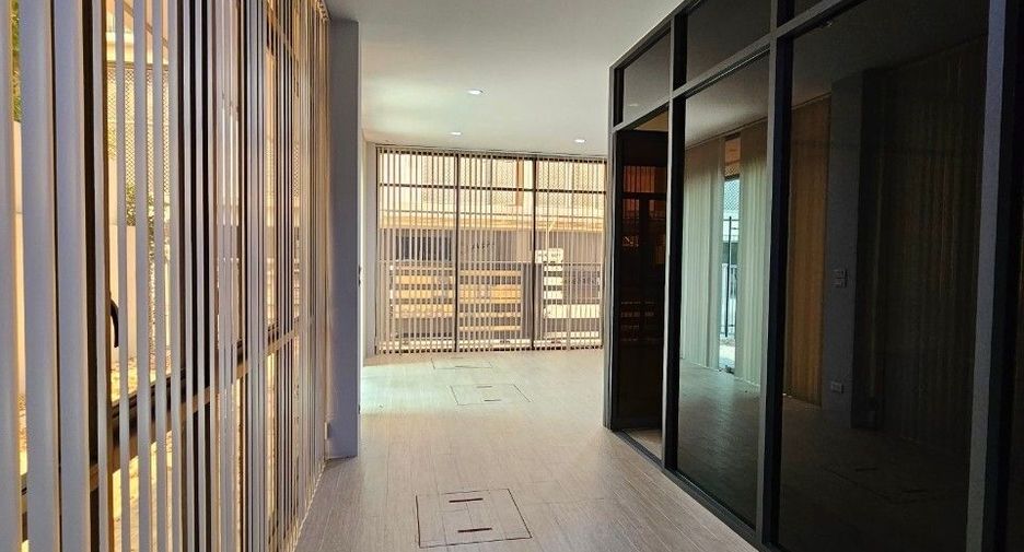 For sale そして for rent 7 ベッドルーム townhouse in Yan Nawa, Bangkok