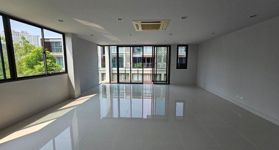 For sale そして for rent 7 ベッドルーム townhouse in Yan Nawa, Bangkok