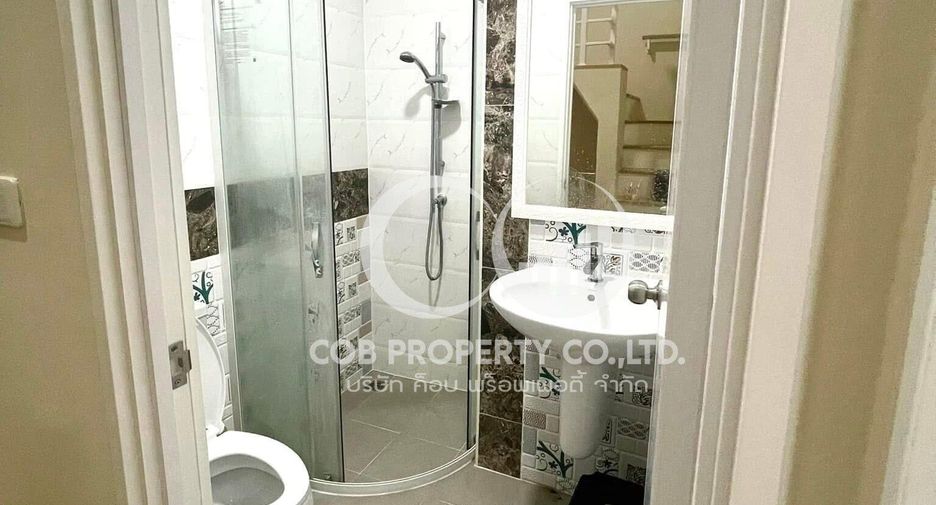 For sale 4 bedrooms townhouse in Mueang Samut Prakan, Samut Prakan