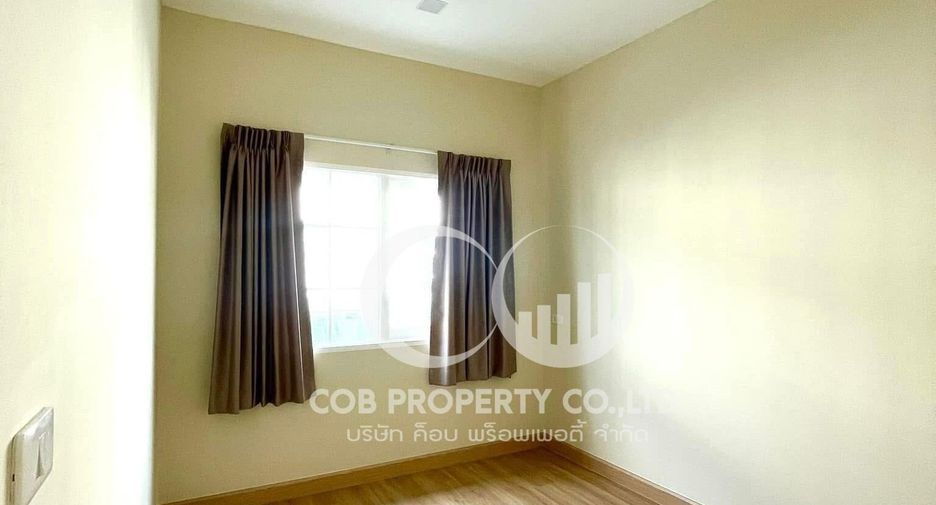 For sale 4 bedrooms townhouse in Mueang Samut Prakan, Samut Prakan