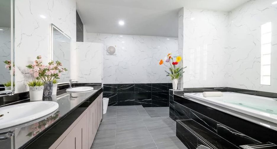 For sale 4 bedrooms villa in Bang Lamung, Chonburi