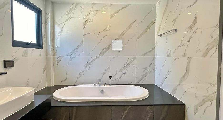 Casa en venta y en alquiler de 4 habitaciones en Bang Phli, Samut Prakan